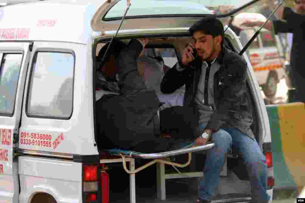 Pokistonning Peshovar shahrida shialar masjidiga jangarilar bostirib kirib, o't ochgan. Kamida 19 kishi halok bo'lgan. 60 odam yarador. Toliblar hujumni amalga oshirganini aytayapti. &nbsp;