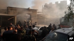 安全官員和救援人員聚集在敘利亞大馬士革一座在以色列空襲中被摧毀的建築物前。 (2024年11月14日)