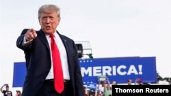 ARHIVA - Bivši predsednik Donald Tramp na mitingu u Velingtonu u Ohaju, 26. juna 2021. 