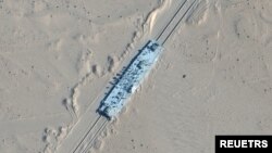 衛星圖片顯示中國在新疆若羌縣修建模擬軍艦的可移動標靶，用作解放軍遠程反艦彈道導彈測試。（2021年10月20日）
