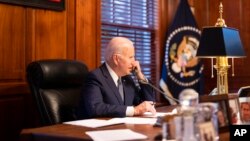 За време на денешниот телефонски разговор, дваjцата лидери разговараа за ескалацијата на нападите на Русија врз локации што ги користат цивили во Украина, се вели во изјавата од Белата куќа