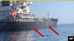 Sminak američke vojske pokazuje štetu od mine na jednom od tankera u Omanskom zalivu