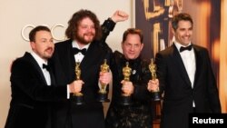 Команда фильма «Поток» – Гинтс Зилбалодис, Матисс Кажа, Рон Дайенс и Грегори Зальцман – позируют с «Оскаром» на церемонии вручения кинопремии в Лос-Анджелесе, 2 марта 2025 г.