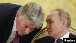 Ռուսաստանի նախագահ Վլադիմիր Պուտինն ու Կրեմլի խոսնակ Դմիտրի Պեսկովը։ Հոկտեմբերի 8, 2024թ․։ 