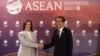 La vicepresidenta de EEUU, Kamala Harris, y el presidente indonesio, Joko Widodo, se estrechan la mano durante un encuentro bilateral en Yakarta, Indonesia, el 6 de septiembre de 2023.