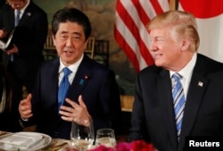 El presidente Donald Trump y el primer ministro de Japón, Shinzo Abe, durante una cena en Mar-a-Lago, la mansión del mandatario estadounidense en Palm Beach, Florida. Abril 18, 2018.