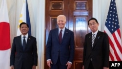 4月11日，在白宫的三边峰会前，美国总统拜登、日本首相岸田文雄和菲律宾总统小马科斯对媒体发表讲话。