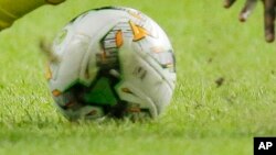 Le Gabonais Serge Ngouali, à gauche, et André Biyogo Poko, à droite, bataillent autour du ballon avec le Camerounais Edgar Salli lors du match du groupe A de la Coupe d’Afrique des nations entre le Gabon et le Cameroun au stade de l’Amitié, à Libreville, 