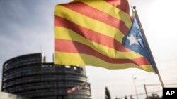 Каталонський прапор на підтримку незалежності перед Європарламентом у Стасбурзі 