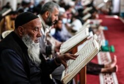 Mzee wa Kipalestina akisoma Quran katika msikiti wa Nuseirat ulioko katika kambi ya wakimbizi, katikati ya Ukingo wa Gaza, wakati wa mfungo wa mwezi mtukufu wa Ramadhan, Aprili 18, 2021. (Photo by MAHMUD HAMS / AFP)