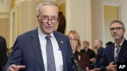 ARCHIVO: El líder de la mayoría demócrata del Senado de EEUU, Chuck Schumer habla a la prensa en el Capitolio, en Washington, el 27 de febrero de 2024.