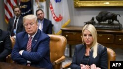 ٹرمپ اور پیم بونڈی۔ فائل فوٹو