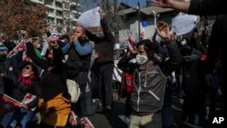 ARCHIVO - En 16 de julio de 2021, protestas masivas sorpredieron al gobierno de Cuba a lo largo y ancho de la isla por problemas de medicamentos, cansancio por el declive económico. El gobierno reaccionó con algunas estrategias y cárcel para líderes de protestas.