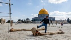 Wapalestina wakiandaa eneo la kufanya ibada nje ya msikiti mtakatifu wa Baiti Maqdas wakati wa mfungo wa Ramadhani