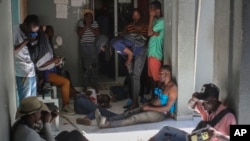 ARCHIVO - Periodistas resultaron heridos tras recibir disparos de bandas armadas en el Hospital General de Puerto Príncipe, Haití, el martes 24 de diciembre de 2024.