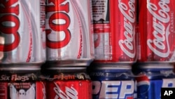 កំប៉ុង​ភេសជ្ជៈ កូកាកូឡា និង ប៉ិបស៊ី នៅ​​ទី​ក្រុង​ញូវយ៉ក កាល​ពី​ថ្ងៃ​ទី​១៩ ខែ​តុលា ឆ្នាំ​២០០៦។