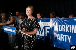 La candidata a gobernadora de Nueva York Cynthia Nixon pronuncia su discurso de aceptación de los resultados electorales tras las primarias del jueves, 13 de septiembre de 2018 en Nueva York.