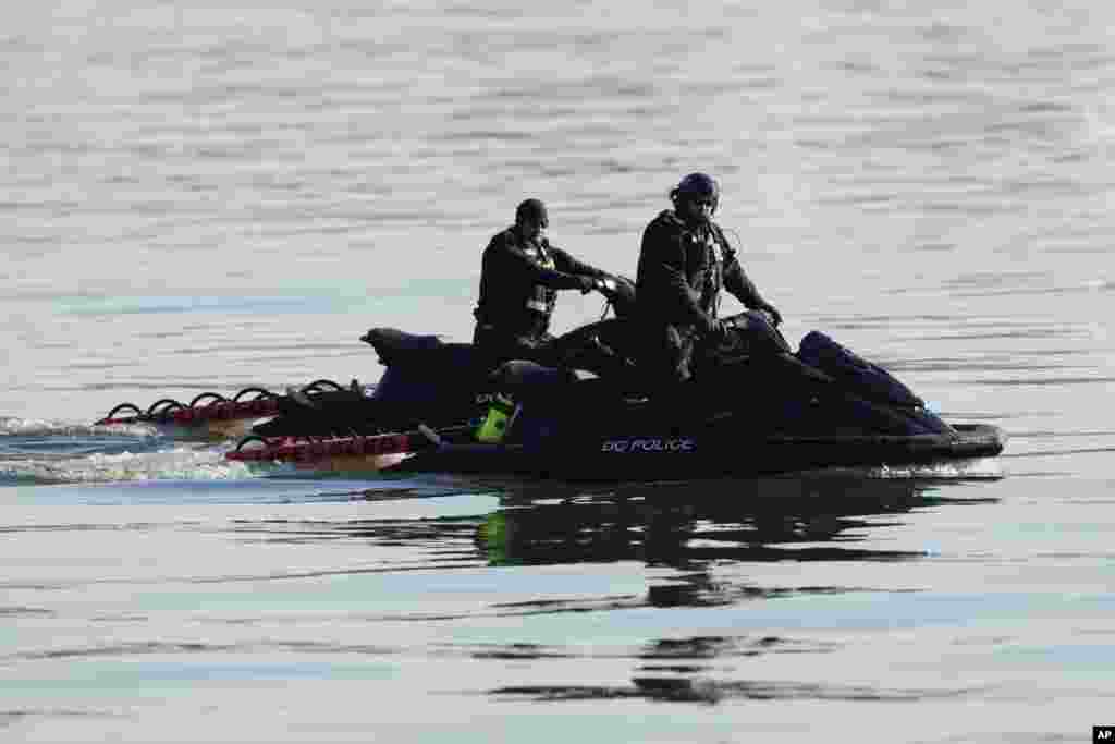 Upaya pencarian dan penyelamatan korban kecelakaan terlihat di sekitar lokasi reruntuhan pesawat di Sungai Potomac dekat Bandara Nasional Ronald Reagan Washington, di Arlington, Virginia, 30 Januari 2025.