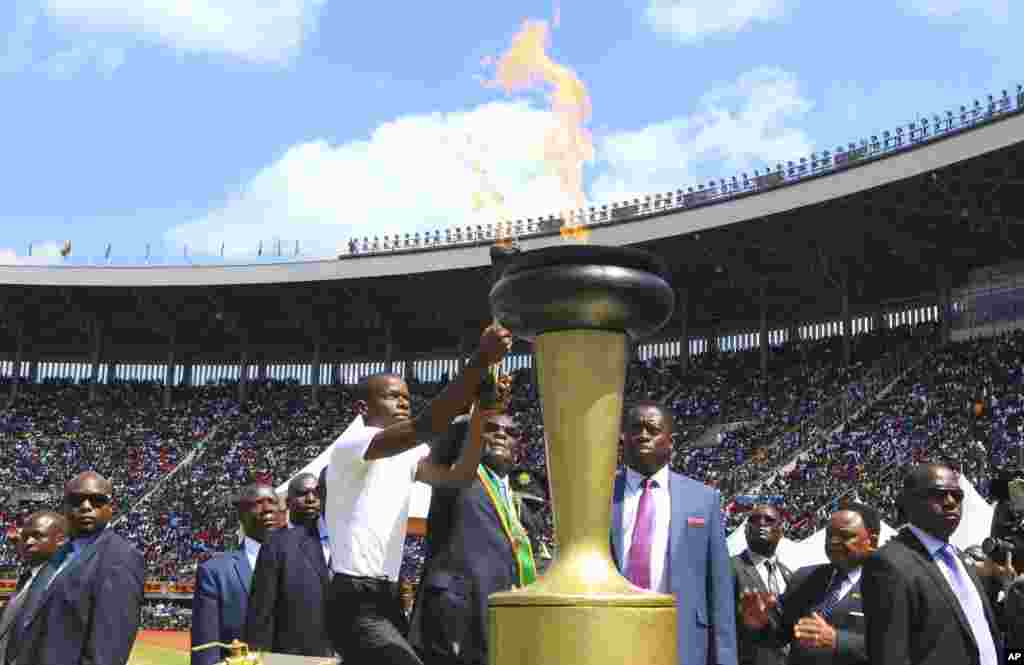 Shugaba Robert Mugabe a lokacin da yake kunna fitila a bikin cikar kasar shekaru 37 da samun 'yancin kai&nbsp;