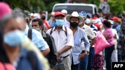 Veteranos salvadoreños del ejército y la guerrilla, marchan para protestar contra las medidas económicas adoptadas por el gobierno, en San Salvador, el 27 de agosto de 2021.
