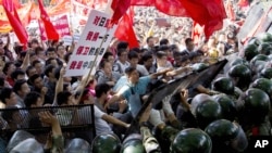 2012年9月15日，中国示威民众与警察北京日本驻华大使馆外面发生冲突（资料照片）