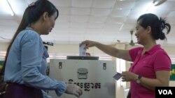 រូបឯកសារ៖ ប្រជាជន​កម្ពុជា​​ ចូលរួម​បោះឆ្នោត​ជ្រើសរើស​ក្រុម​ប្រឹក្សា​ឃុំ-សង្កាត់​អណត្តិទី​៤ នៅខេត្ត​កណ្តាល​នៅថ្ងៃទី​០៤​ ខែ​មិថុនា​ ឆ្នាំ២០១៧។ (ខាន់​ សុគុំមនោ​/ VOA)