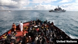 Des réfugiés sont à bord d'un bateau qui va les amener au port de Pozzallo, en Italie, en février 2015.
