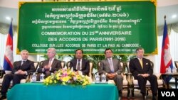 លោកប្រាក់ សុខុន រដ្ឋមន្រ្តីនៃក្រសួងការបរទេសនិងឯកអគ្គរដ្ឋទូតនិងអ្នកការទូតបរទេសចូលរួមការរំលឹកខួប២៥ឆ្នាំនៃការចុះហត្ថលេខាសន្ធិសញ្ញាទីក្រុងប៉ារីស នៅថ្ងៃ ព្រហស្បត៍ ទី២០ ខែតុលា ឆ្នាំ២០១៦ នារាជធានីភ្នំពេញ។ (ឡេង ឡែន/VOA)