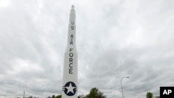 "Penzionisana" američka balistička raketa Minuteman 1 na glavnom ulazu u vazdušnu bazu Mino u Severnoj Dakoti (arhivski snimak)