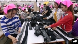 រូបឯកសារ៖ កម្មកររោងចក្រ​កម្ពុជា​បត់​សម្លៀកបំពាក់​ក្នុង​រោងចក្រ​មួយ ក្នុង​តំបន់​សេដ្ឋកិច្ច​ពិសេស​ នៅ​ជាយ​រាជធានី​ភ្នំពេញ កាល​ពី​ថ្ងៃ​ពុធ​ ទី​២៣ ខែសីហា ឆ្នាំ​២០១៧។ (AP Photo/Heng Sinith) 