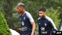 Le défenseur français Presnel Kimpembe, à gauche, et le milieu de terrain français Nabil Fekir lors d’une séance d'entraînement à Clairefontaine-en-Yvelines le 5 juin 2018.