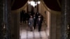 La comitiva de legisladores de la Cámara de Representantes recorre el Capitolio para hacer entrega formal de los cargos contra el expresidente Donald Trump, el 25 de enero de 2021.