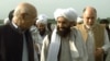Mulla Muhammad Hasan Oxun (sallada) Pokiston Tashqi ishlar vaziri Sartaj Aziz bilan Islomobod yaqinida (24-avgust)