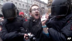 Полиция задерживает журналиста во время акции протеста в Санкт-Петербурге, Россия (архивное фото)