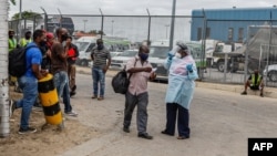 FILE - UMongikazi uhlola izihambi eBeitbridge duzane lakwele South Africa.
