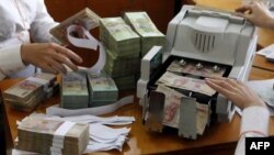 Tại các địa điểm đổi tiền tại thành phố Hồ Chí Minh hôm 24 tháng 12, một đôla đổi được từ 21,060 tới 21,110 đồng