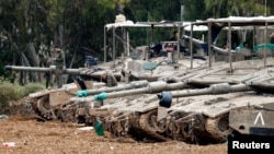 Binh lính Israel nghỉ ngơi trên xe tăng, ở phía biên giới Israel với Gaza, trong bối cảnh lệnh ngừng bắn giữa Israel và Hamas, tại Israel ngày 9 tháng 2 năm 2025.