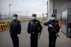 រូបឯកសារ៖ មន្ត្រីសន្តិសុខចិនឈរយាមនៅខាងក្រៅបរិវេណនៃមជ្ឈមណ្ឌលឃុំឃាំង Urumqui លេខ ៣ ក្នុងសង្កាត់ Dabancheng ភាគខាងលិចនៃតំបន់ Xinjiang ដែលសំបូរដោយជនជាតិភាគតិច Uyghur រស់នៅ ថ្ងៃទី ២៣ ខែមេសា ឆ្នាំ ២០២១។