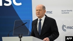 15 Şubat 2025 - Münih Güvenlik Konferansı'na katılan Almanya Başbakanı Scholz, ABD Başkan Yardımcısı JD Vance’in açıklamalarını eleştirdi: "Dışarıdan gelenlerin seçimlerimize ve demokratik görüş oluşturma sürecimize müdahale etmesini kabul etmeyeceğiz"