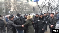 Chinese police scuffle with journalists at prominent Human Rights lawyer Pu Zhiqiang's trial in Beijing, Dec. 14, 2015. (Photo: B. Ide / VOA)