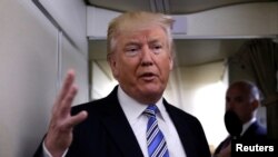 Дональд Трамп у розмові з журналістами на борту президентського літака