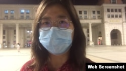 上海维权人士、公民记者张展在汉口火车站前广场做直播。(2020年5月13日）（张展推特视频截图）