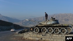 پر افغانستان باندې د پخواني شوروي اتحاد د ځواکونو د یرغل په کلنو کې په زرګونو افغانان ووژل شو او په لسګونو زره نور ټپیان شواو هم ددغه هیوادزیربناوې په پراخه ډول له منځه لاړې. (عکس ارشیف).