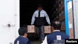Miembros de la Oficina Nacional de Procesos Electorales del Perú (ONPE) trabajan en la distribución de las boletas en los distintos colegios electorales para el 11 de abril de 2021.