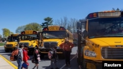 Muchos padres temen enviar a sus hijos a las clases presenciales en el nuevo curso escolar en EE. UU. debido a la propagación de la variante delta del COVID-19.