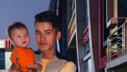 الطاف حسین نظری که دو سال قبل ازدواج کرده بود، همراه دختر هشت ماهه اش