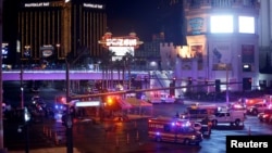 Policija Las Vegasa i ekipe hitne pomoći na raskrsnici Tropikana Avenije i Bulevara Las Vegas posle masovne pucnjave na Las Vegas Stripu. 