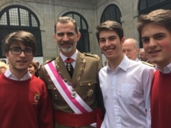 En esta imagen, el tenor Daniel del Valle aparece junto al Rey de España, Felipe VI.