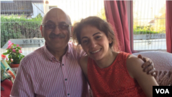 تصویری از انوشه آشوری در کنار فرزند خود الیکا آشوری 