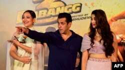 سائی منجریکر سلمان خان اور سوناکشی کے ہمراہ